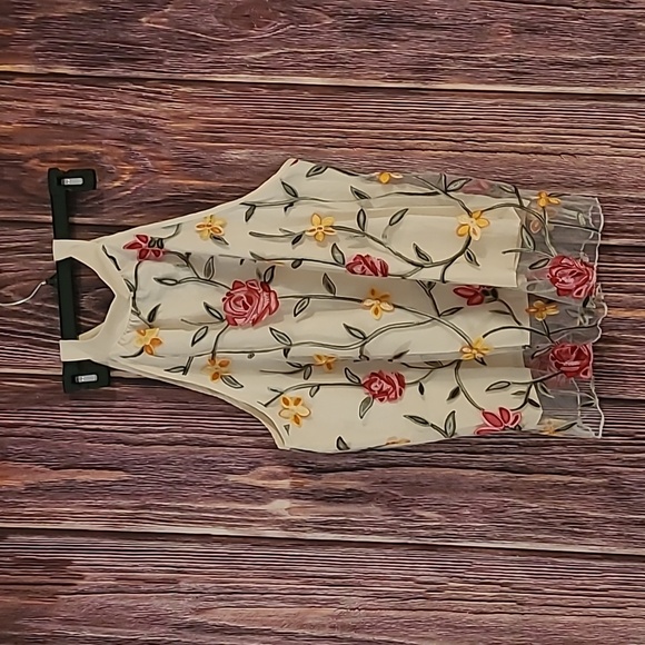 Tops - Gorgeous halter top